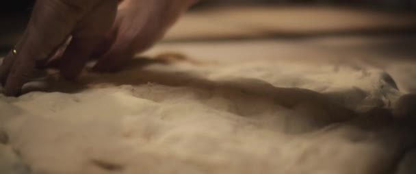 Chef preparando pizza tradicional al taglio masa con las manos, amasando lentamente la masa. — Vídeos de Stock