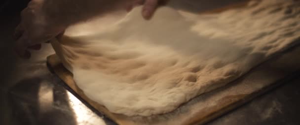 Şef ahşap bir yüzey üzerinde geleneksel İtalyan al taglio pizza hamuru hazırlıyor.. — Stok video