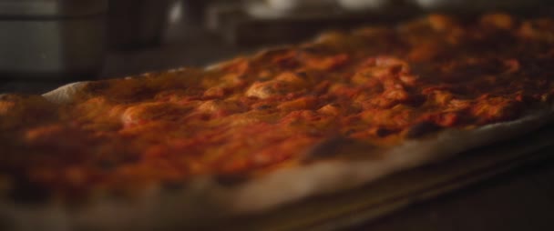 Redo varmt från ugnen bas för traditionell italiensk al taglio pizza. Närbild, slow motion. — Stockvideo