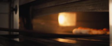 Sıcak fırına soslu geleneksel Al Taglio pizzası. Yavaş çekim.