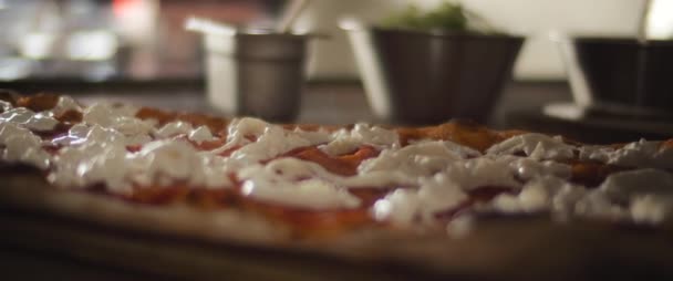 伝統的なアルタリオピザにブルラタチーズを広げるシェフの終わり. — ストック動画