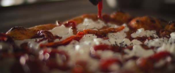 A séf pirospaprikát szór egy kész burrata al taglio pizzára. Bezárás, lassított felvétel. — Stock videók