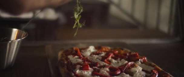Σεφ απλώνει φρέσκα βότανα πάνω από μια έτοιμη burrata al taglio πίτσα. Κλείσιμο, αργή κίνηση — Αρχείο Βίντεο