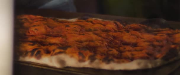 Prêt chaud de la base du four pour la traditionnelle pizza italienne al taglio. Gros plan, au ralenti. — Video