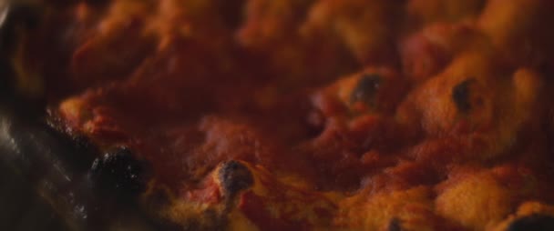 Pronto caldo dalla base del forno per la tradizionale pizza italiana al taglio. Avvicinamento estremo, rallentatore. — Video Stock