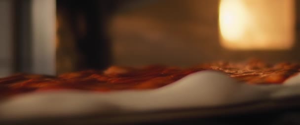 Pizza tradizionale di Al Taglio con salsa messa nel forno caldo. Rallentatore. — Video Stock