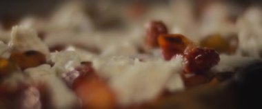 Şef hazır burrata al taglio pizzasının üzerine kırmızı biber yayıyor. Aşırı yakın çekim, yavaş çekim