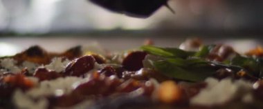 Şef hazır burrata al taglio pizza üzerine fesleğen yaprakları yayıyor. Yaklaşın, ağır çekim.