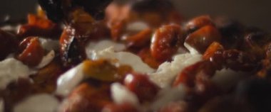 Şef hazır burrata al taglio pizzasının üzerine kırmızı biber yayıyor. Aşırı yakın çekim, yavaş çekim