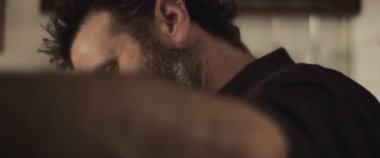 İtalyan şefin pizza yapmasını yakın çekim. Yavaş çekim.