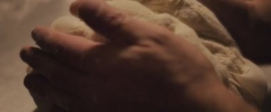 Şef geleneksel pizza hamurunu elleriyle hazırlıyor, yavaşça hamur yoğuruyor. Yaklaşın, ağır çekim.