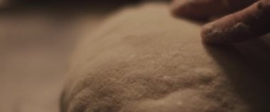 Şef geleneksel pizza hamurunun şeklini kontrol ediyor. Yaklaşın, ağır çekim.