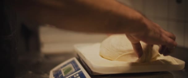 Шеф Повар Взвешивает Тесто Пиццы Кухне Ресторана Закройте Замедленная Съемка — стоковое видео