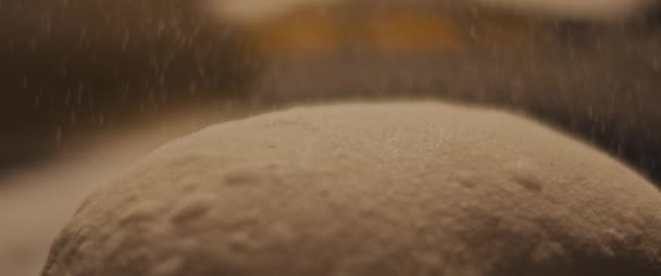 Szef Kuchni Rozsypuje Mąkę Kawałku Pizzy Metalowej Powierzchni Zamknij Się — Wideo stockowe