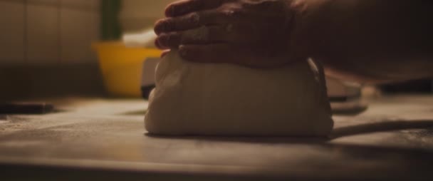 Chef Preparando Masa Con Las Manos Amasando Lentamente Masa Sobre — Vídeos de Stock