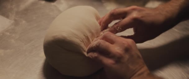Шеф Повар Готовит Тесто Руками Медленно Смешивая Тесто Металлической Поверхности — стоковое видео