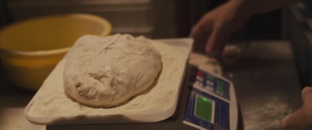Σεφ Που Ζυγίζει Ζύμη Πίτσας Κλίμακα Στην Κουζίνα Εστιατορίου Κλείσιμο — Αρχείο Βίντεο