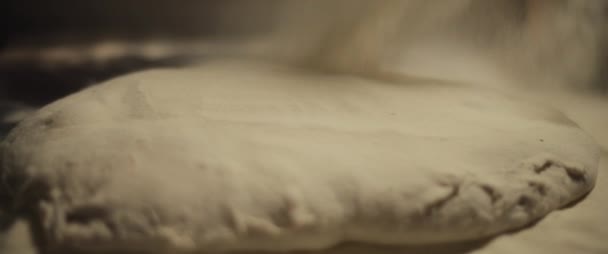 シェフは新鮮なイタリアのピザ生地に白い小麦粉を広げています 閉じる スローモーション 浅いフォーカス — ストック動画