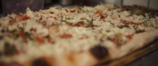 Chef Étalant Basilic Frais Sur Une Pizza Traditionnelle Taglio Mozzarella — Video