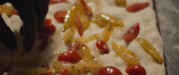 Szef Kuchni Umieszczając Kolorowe Pomidory Wiśniowe Świeżym Pizzy Ciasto Zwolnij — Wideo stockowe