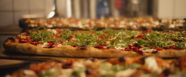 美味的塔利欧披萨 不同的配料放在比萨咖啡店的木制表面上 慢动作 — 图库视频影像