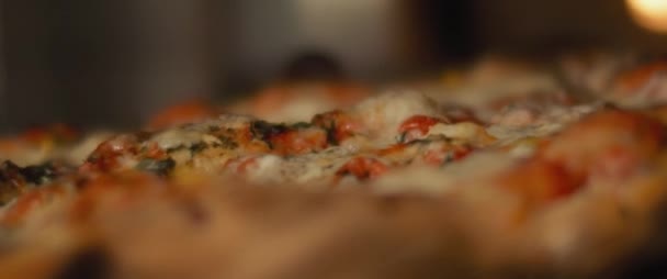 Chef Preparándose Pizza Caliente Vapor Del Horno Movimiento Lento — Vídeos de Stock