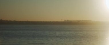 Gün batımında bir Avrupa şehrinin tekne manzarası. Yavaş çekim.