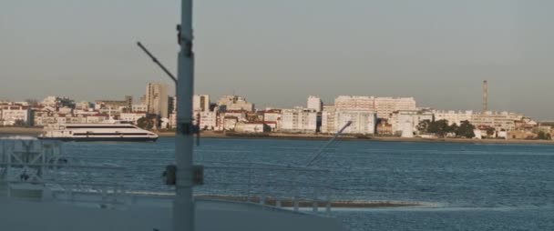 Şehir Limanından Bir Şehir Manzarası Yavaş Çekim — Stok video