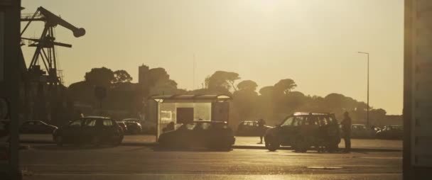 Puerto Ciudad Con Coches Aparcados Cerca Vista Atardecer Silueta — Vídeos de Stock