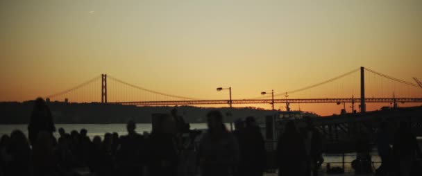Şehir Limanında Gün Batımını Izleyen Insanların Silueti Yavaş Çekim Uzun — Stok video