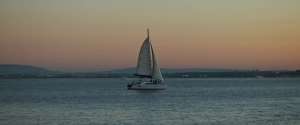 Sunset View Lonely Boat Sailing Ocean City Harbor Background Slow — Stock Video