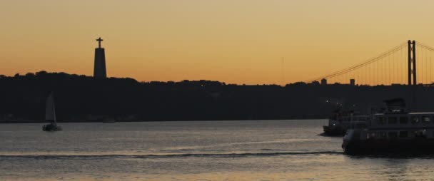 夕阳西下的城市海岸 背景上有一艘船和一座桥 慢镜头 长镜头 — 图库视频影像