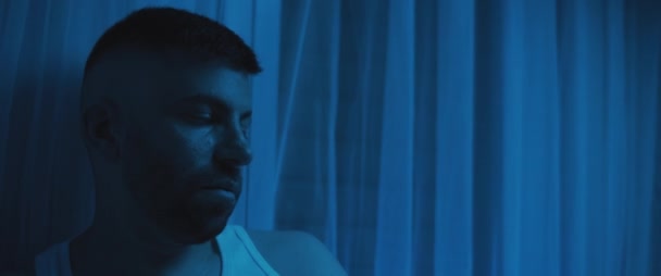 Acercamiento Hombre Deprimido Sentado Dormitorio Mirando Ninguna Parte Tept Ansiedad — Vídeo de stock