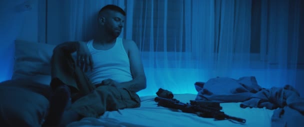 Soldat Est Assis Dans Une Chambre Sombre Avec Fusil Couché — Video