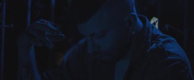 Depresyonda olan yetişkin bir adam gece dışarıda sigara içiyor. Anksiyete ve travma sonrası sorunlarıyla boğuşuyor. Travma sonrası stres bozukluğu, depresyon, akıl sağlığı konsepti. Yaklaş, yavaş çekim, mavi ışık.