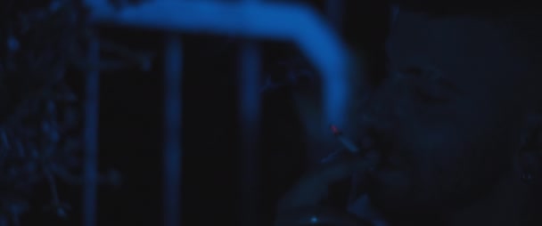 Depressziós Felnőtt Katona Cigarettázik Odakint Éjszaka Szorongással Poszttraumával Küszködve Poszttraumás — Stock videók