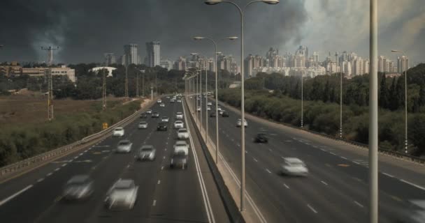 Хронология Движения Автомобилей Шоссе Большими Серыми Загрязненными Облаками Заднем Плане — стоковое видео