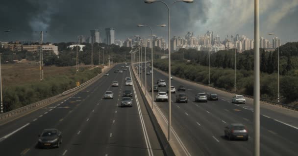 Samochody Jadące Autostradzie Dużymi Szarymi Zanieczyszczonymi Chmurami Tle Zanieczyszczenia Koncepcja — Wideo stockowe