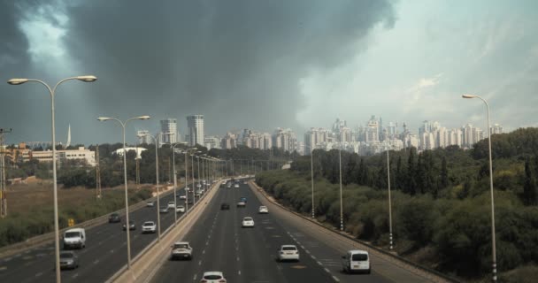 Автомобілі Їздять Шосе Великими Сірими Забрудненими Хмарами Задньому Плані Забруднення — стокове відео