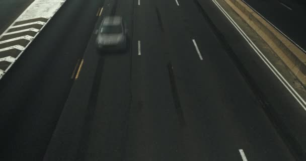 Timelapse Samochodów Jadących Autostradzie Miejskiego Ruchu Miejskiego — Wideo stockowe