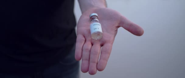 Відкрита Рука Щільно Схоплює Пляшку Вакцини Повільному Русі — стокове відео
