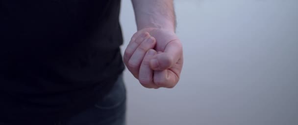 Tangan Pria Yang Tertutup Terbuka Untuk Mengungkapkan Botol Vaksin Dalam — Stok Video