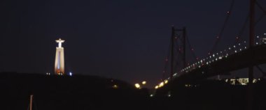 Lizbon 'da Tagus Nehri' ni geçen asma köprü üzerindeki gece görüşü. Ağır çekim. Orta Çekim.