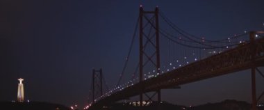 Ponte 25 de Abril, Lizbon, Portekiz, Avrupa. Yavaş çekim.