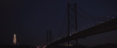 Lizbon 'daki Tagus nehri üzerindeki asma köprü. Yavaş çekim.