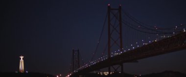 25 Nisan Köprüsü Köprüsü 'nün Portekiz süspansiyonunun görüntüsü. Yavaş çekim.