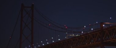 Lizbon 'daki asma köprüde gece trafiği. Yavaş çekim, orta çekim..