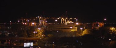 Lizbon şehri ve liman manzaralı. Şehir Gece Hayatı. Yavaş çekim, uzun atış..