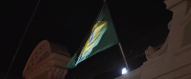 Brezilya bayrağı gece dalgalanıyor. Yavaş çekim.