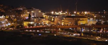 Lizbon şehrinde gece trafiği. Yavaş çekim.